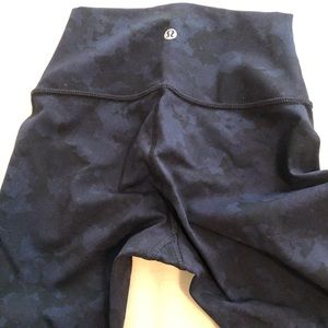 Lululemon navy camo print cropped leggings